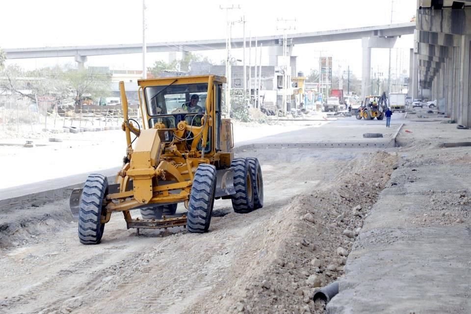 En el Libramiento Noreste, entre la Carretera a Monclova y la Carretera a Colombia, se está trabajando para renovar la superficie de rodamiento y eliminar desperfectos.