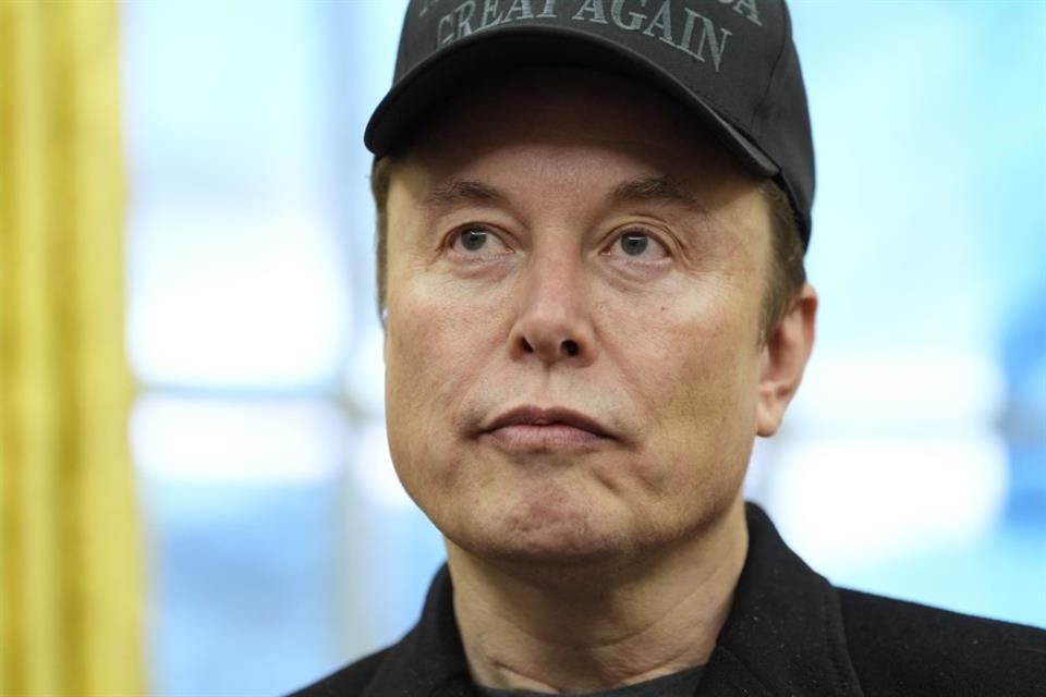 Elon Musk en la Oficina Oval con el Presidente Donald Trump el 11 de febrero del 2025.