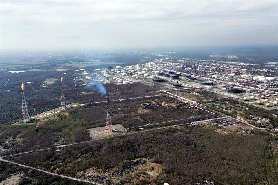 Pese a jornada de fuerte contaminación, la Refinería de Pemex en Cadereyta deja chimeneas encendidas y emanando olor a azufre en la zona.