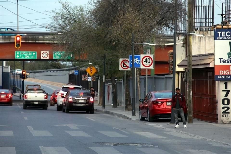 El Municipio de Monterrey retira nuevo tramo de ciclovía habilitada en corredor verde de Aramberri-Washington, sin exhibir estudios.