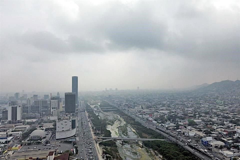 La contaminación impide ver al fondo de la imagen al emblemático Cerro de la Silla.