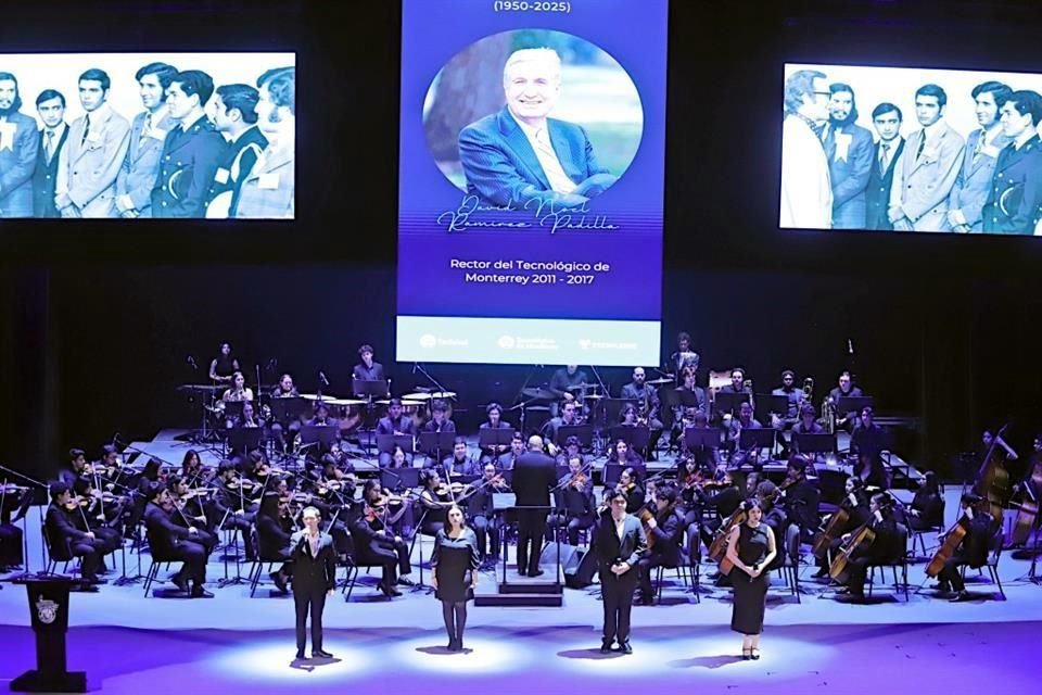 El homenaje abrió con el tema musical 'A mi manera' interpretado por estudiantes y la Orquesta Sinfónica del Tec. En el acto también se anunció el fondo de becas perpetuas David Noel Ramírez Padilla.