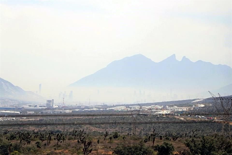 La mala calidad del aire en el área metropolitana quedó evidenciada nuevamente ayer.