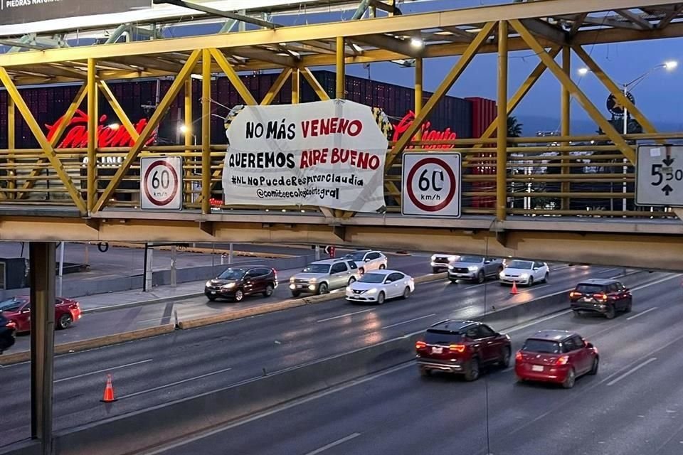 Activistas colocaron los mensajes desde antes de las 7:00 horas.