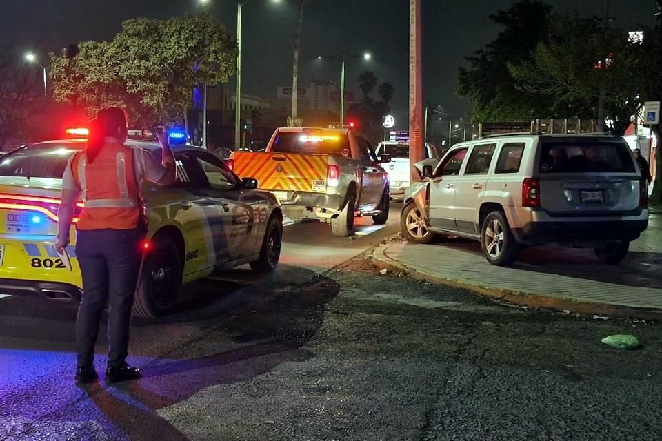 El conductor de una camioneta Jeep Patriot en color gris subió a la banqueta, se estrelló contra la base de una poste de concreto y alcanzó a golpear también dos botes de basura.