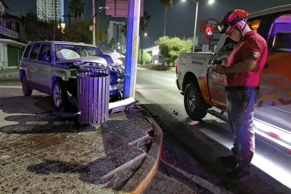 Testigos señalaron que tras el impacto, el conductor, quien viajaba solo, bajó del vehículo y un tanto desorientado se retiró del lugar a bordo de un taxi.