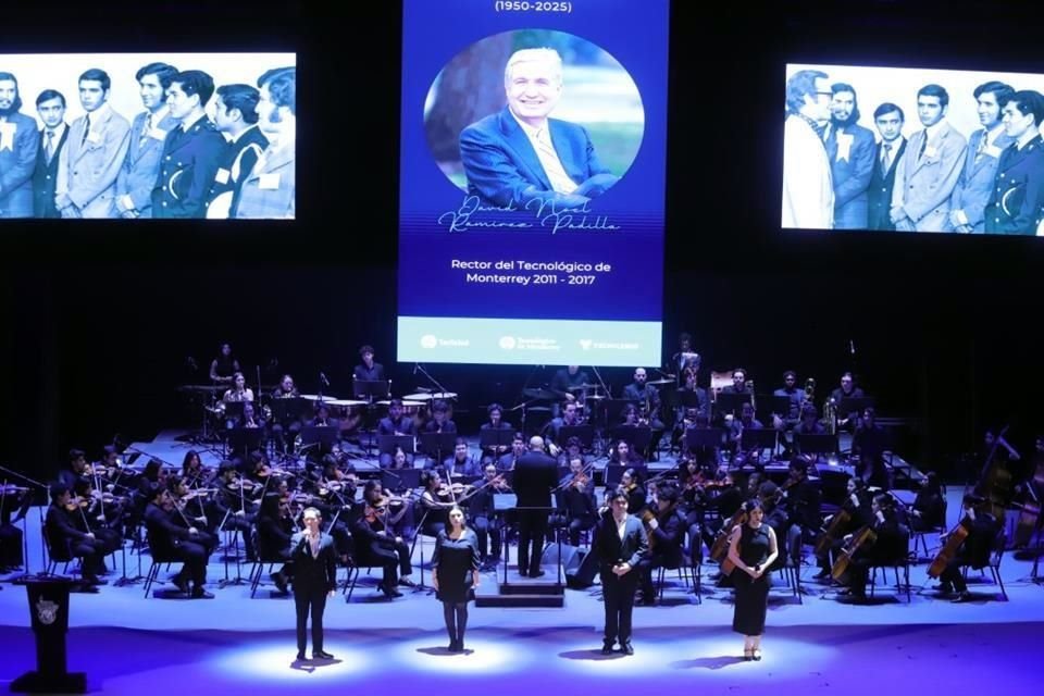 El homenaje abrió con un número musical a cargo de estudiantes del Tec y la Orquesta Sinfónica de esa institución, que interpretaron 'A mi manera'.