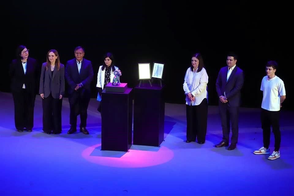 Ex alumnos de David Noel regalaron a su familia objetivos como la portada del primer libro del Rector Emérito, una lista de asistencia de uno de sus grupos; y un borrego cimarrón, mascota del Tec.