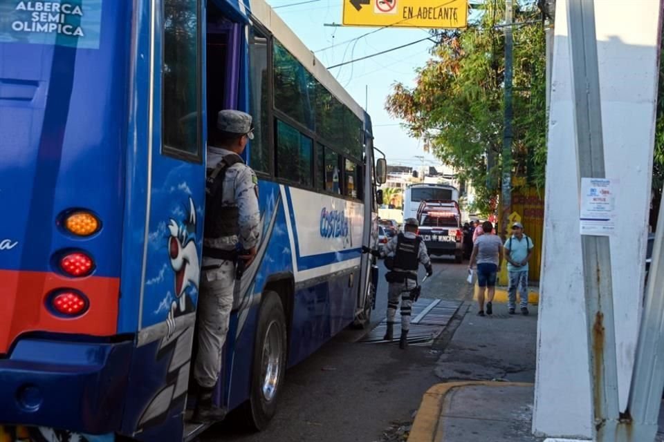 Transportistas han alertado que los elementos de la Guardia Nacional custodiando sus unidades no son suficientes.