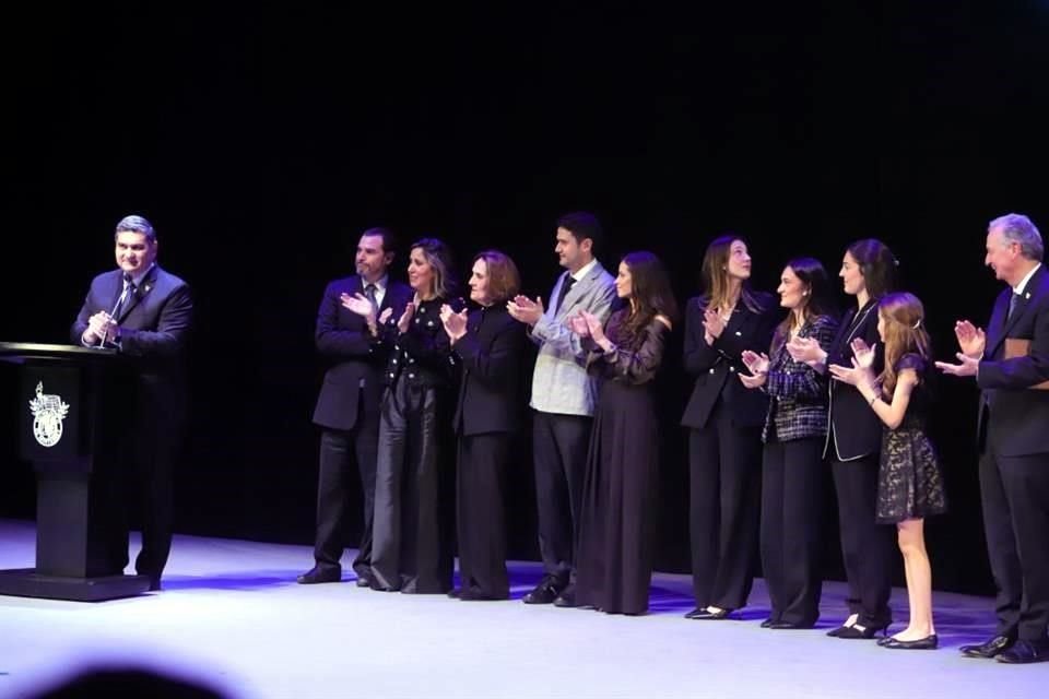 El Presidente del Tec, David Garza Salazar, anunció el Fondo de Becas David Noel Ramírez Padilla, cuya familia subió al escenario del Luis Elizondo.