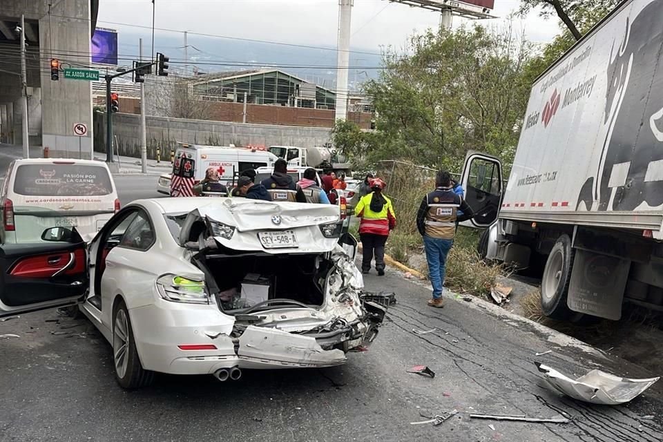 El choque múltiple se reportó a los cuerpos de auxilio a las 11:56 horas en el Bulevar Rogelio Cantú y la Avenida Aaron Sáenz Garza, bajo el Puente Atirantado.