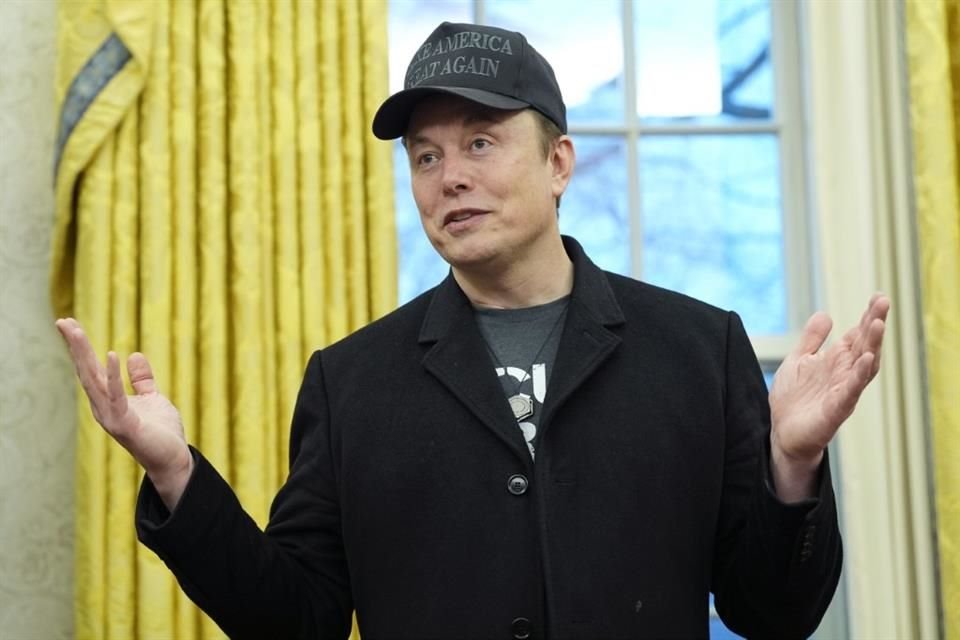 Elon Musk durante una reunión con Donald Trump en la Oficina Oval, el 11 de febrero del 2025.