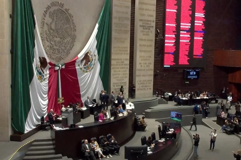 Con 338 votos a favor y 126 en contra, los diputados avalaron en lo general la Ley de Amparo.