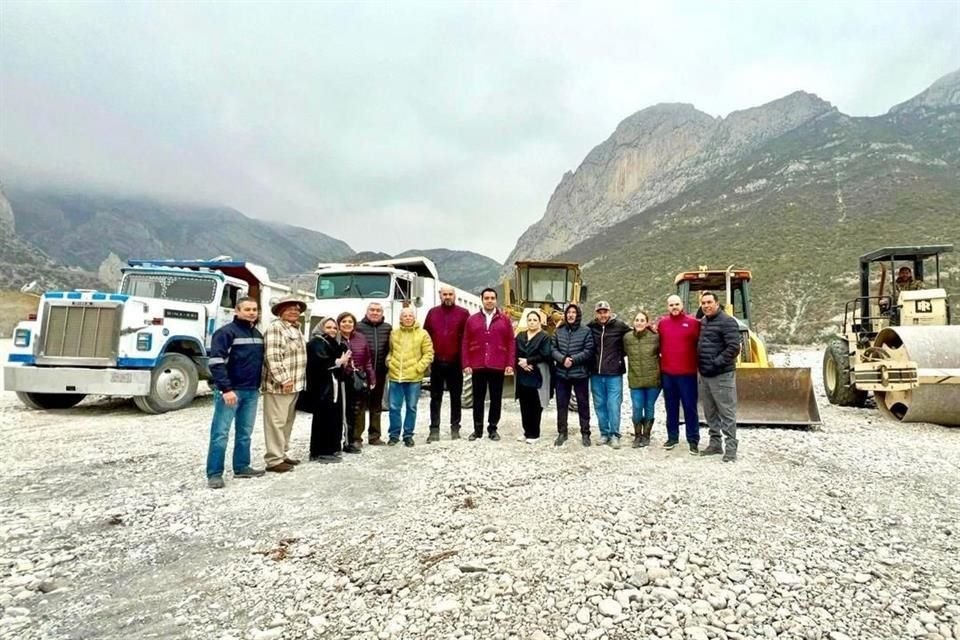 El Alcalde morenista Jesús Nava estuvo acompañado de habitantes de la zona.