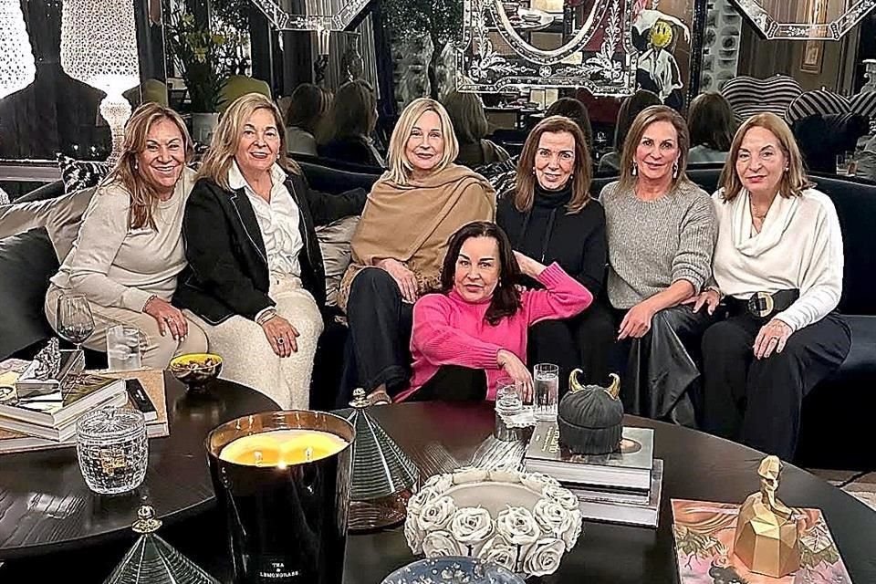 Para disfrutar de su amistad, la cual han conservado a través de muchos años, este grupo de amigas se reunió en días pasados para celebrar el Día del Amor y la Amistad.