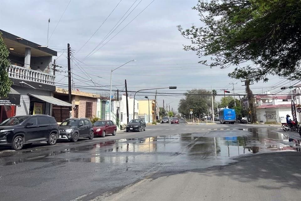 Vecinos padecen insalubridad y olores que se generan por drenaje tapado, en San Nicolás, por lo que piden la intervención de Agua y Drenaje.