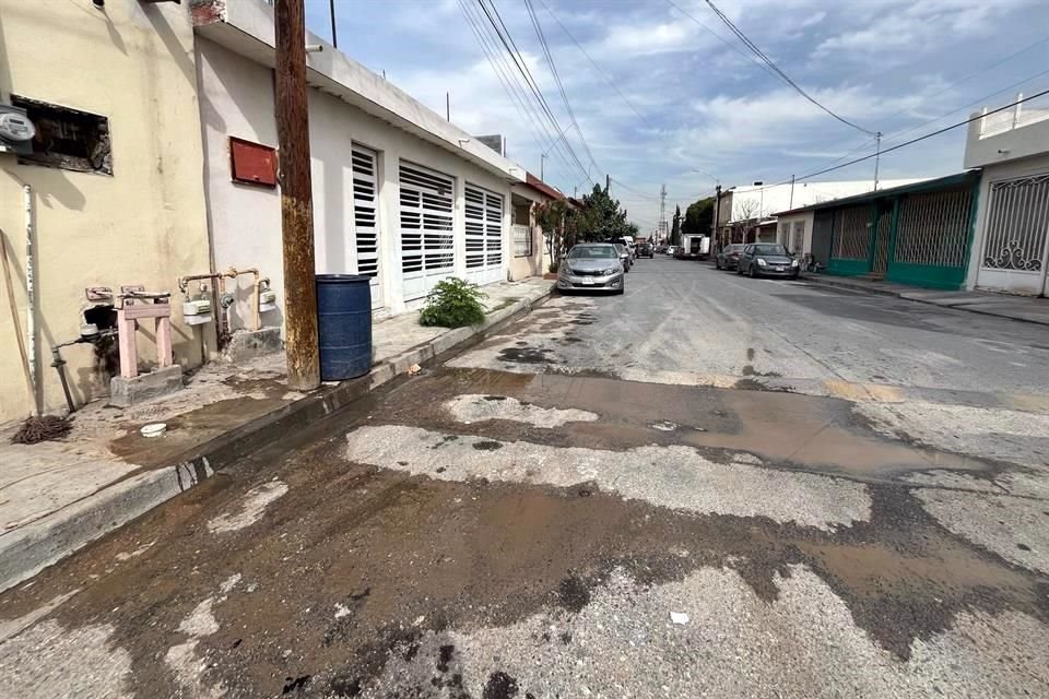 Vecinos padecen insalubridad y olores que se generan por drenaje tapado, en San Nicolás, por lo que piden la intervención de Agua y Drenaje.