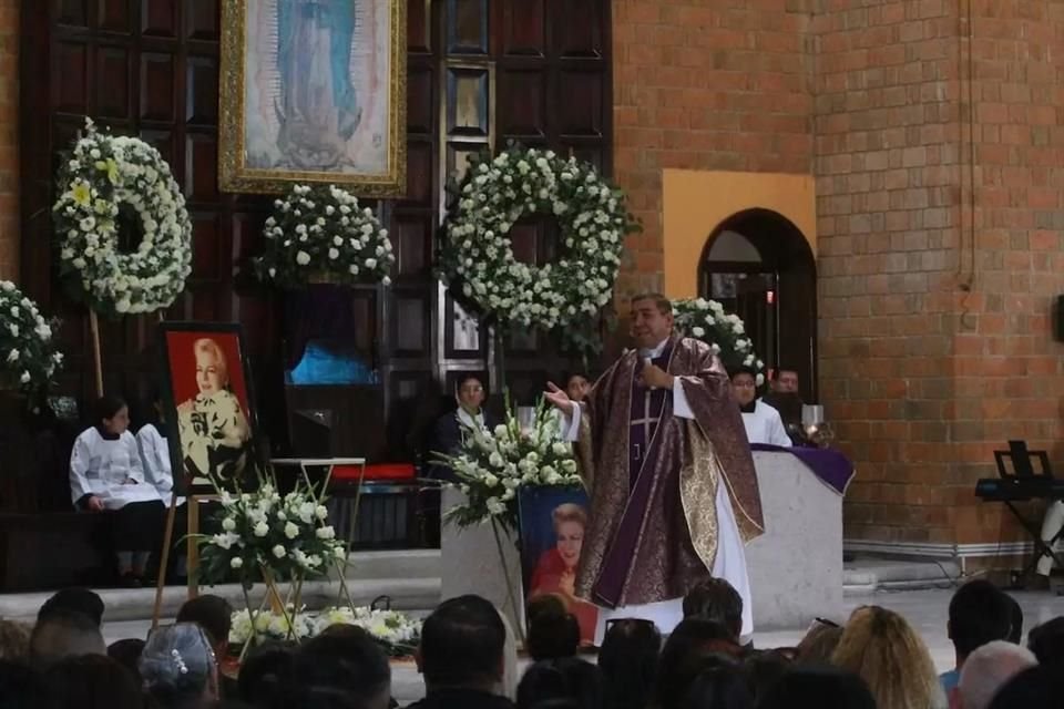 Entre aplausos, las cenizas de la cantante fueron recibidas en la Parroquia de Cristo Rey, a la cual arribaron familiares, vecinos y admiradores a darle el último adiós.