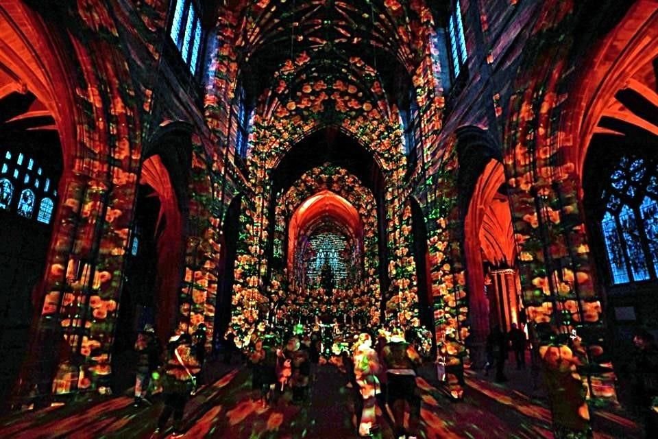 La Catedral de Chester acoge hasta el sábado 'Poppy Fields', una exposición inmersiva sobre las guerras y la esperanza de paz.