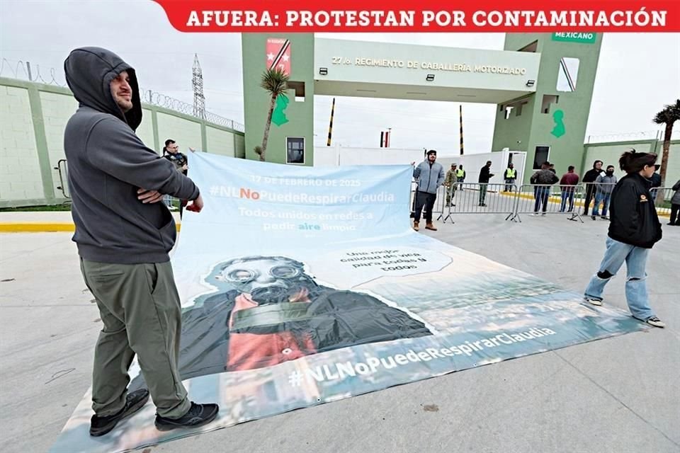 Activistas protestaron ayer por el aire sucio afuera del nuevo cuartel militar en Cerralvo.