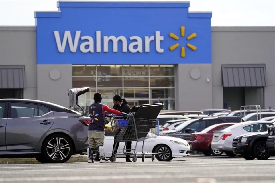 Walmart reportó ganancias de 5 mil 250 millones de dólares, o 65 centavos por acción, en el trimestre que terminó el 31 de enero.