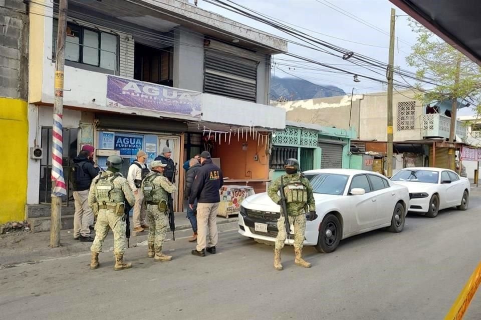 Se informó que se detuvo a cinco hombres en las incursiones policiacas.