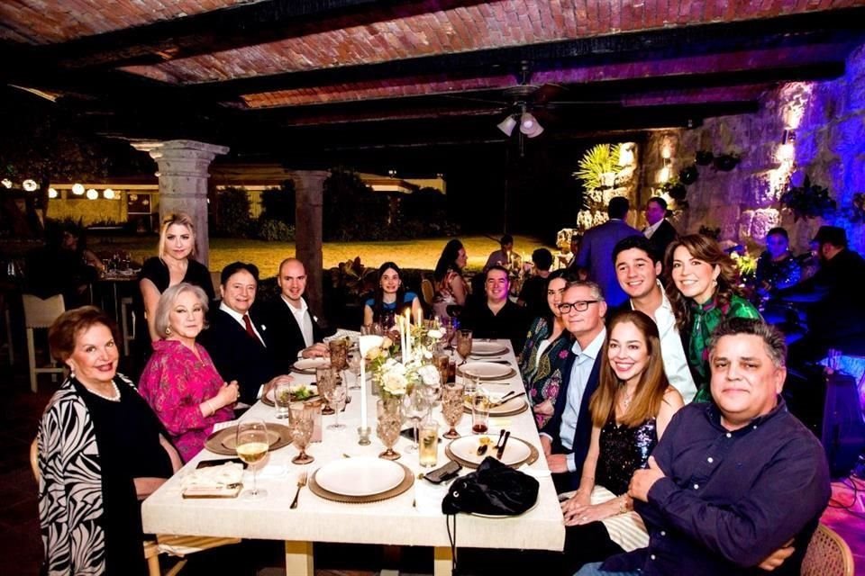 Familiares de los novios.