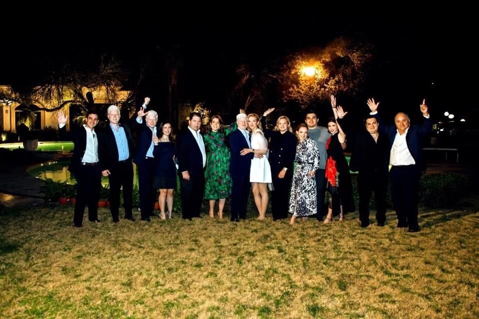 La pareja con sus seres queridos