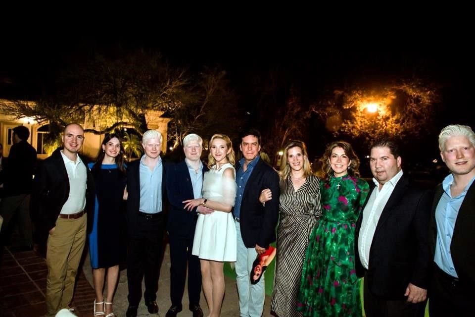 La pareja con algunos invitados.