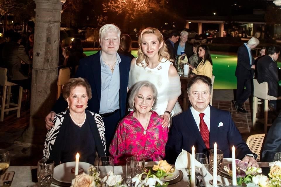 Los novios con Rebeca Gómez de Martínez, Catalina Sada de García Alanís y Eduardo García Alanís