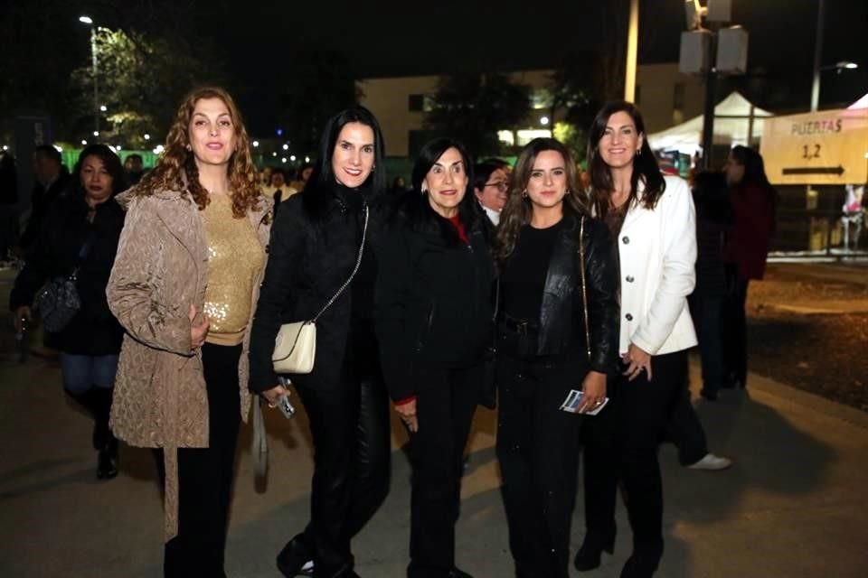 Cristy Flores, Paty Flores, Oralia Elizondo, Karina Valdez y Rocío Flores