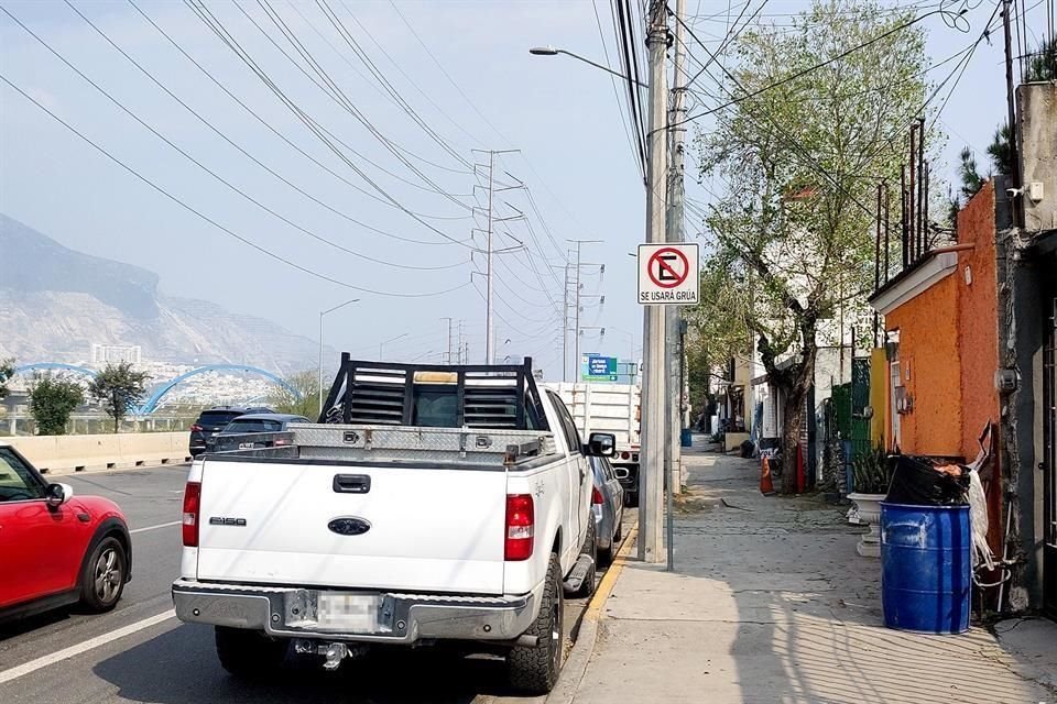 Pese a que hay un letrero de prohibido estacionarse, los autos siguen haciéndolo sobre la Avenida Morones Prieto, entre la UDEM y Corregidora.