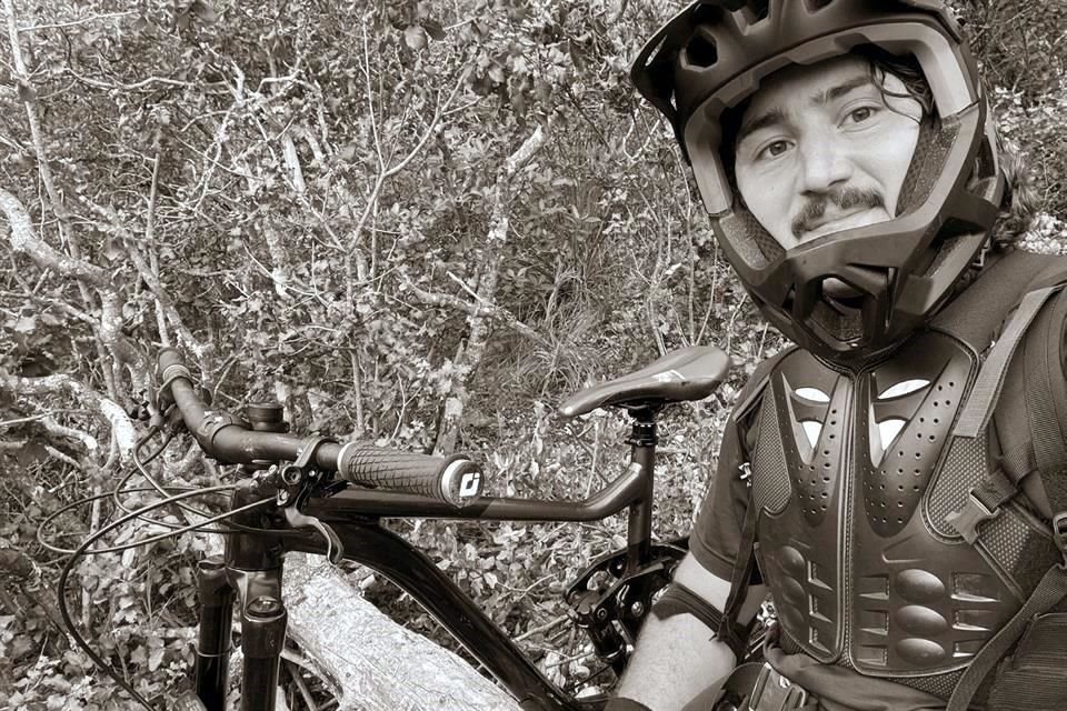 Desde pequeño, practicó ciclismo, pero fue en una visita al volcán Iztaccíhuatl donde descubrió su pasión por el alpinismo.