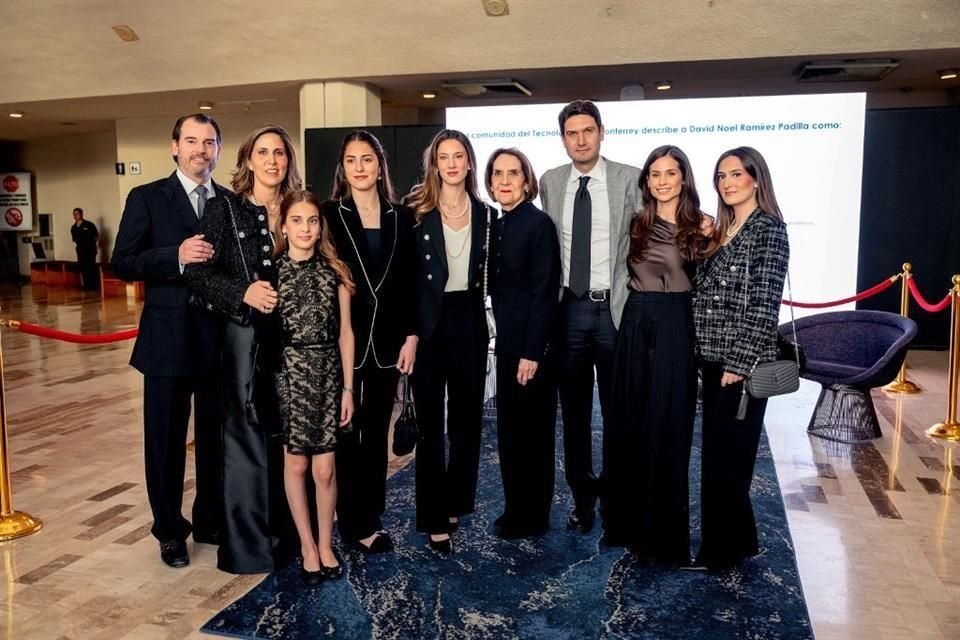 Pablo Páez, Maca Ramírez de Páez, Paulina Páez, Lucía Páez, María Páez, Magdalena Margáin de Ramírez, David Noel Ramírez, Michelle Gutiérrez de Ramírez y Regina Páez