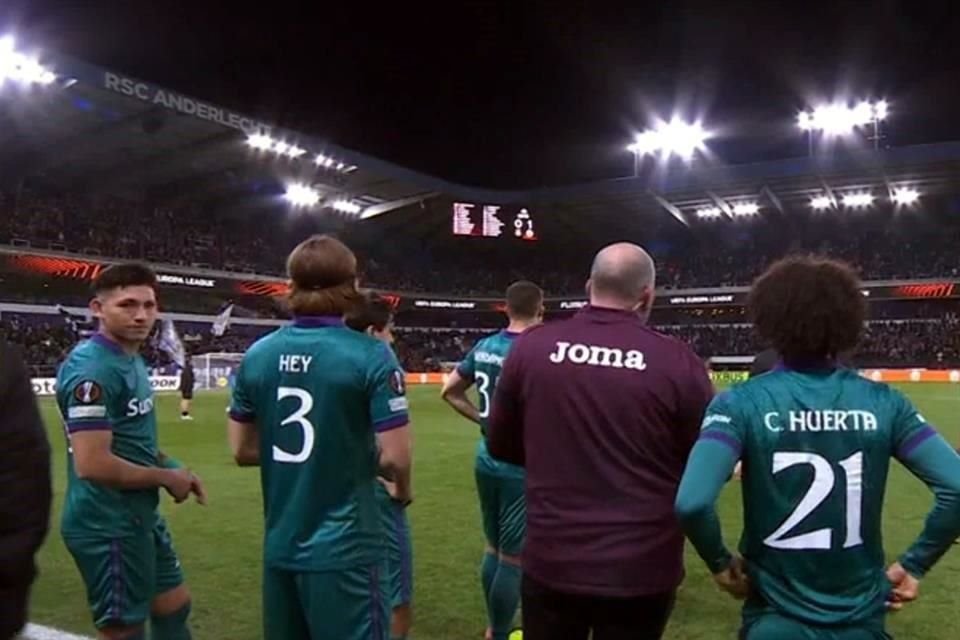 Tras una suspensión de 20 minutos, los jugadores regresaron a la cancha para reanudar el partido.