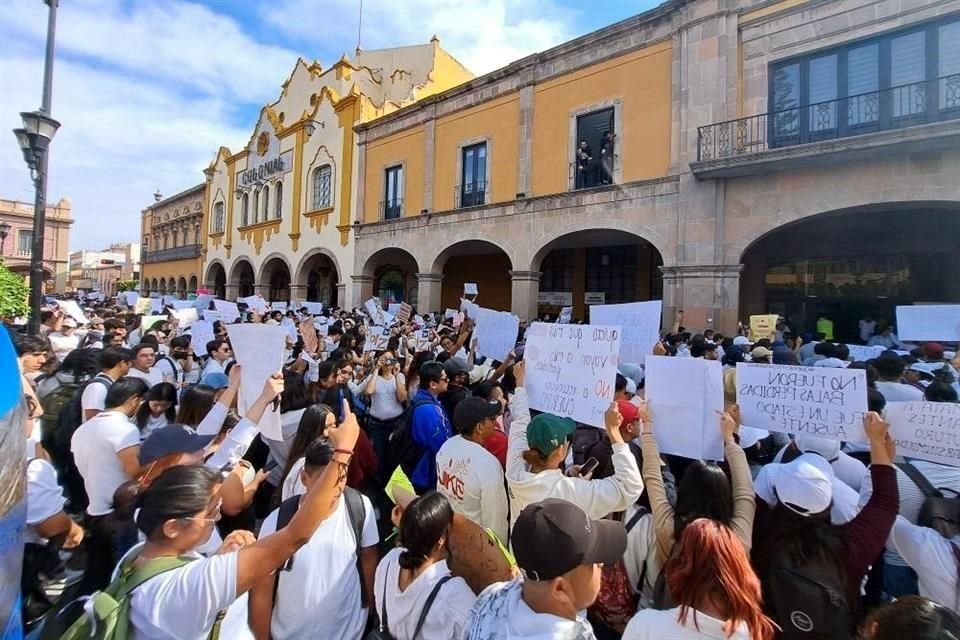 Los manifestantes congregados frente al Palacio Municipal de Celaya.