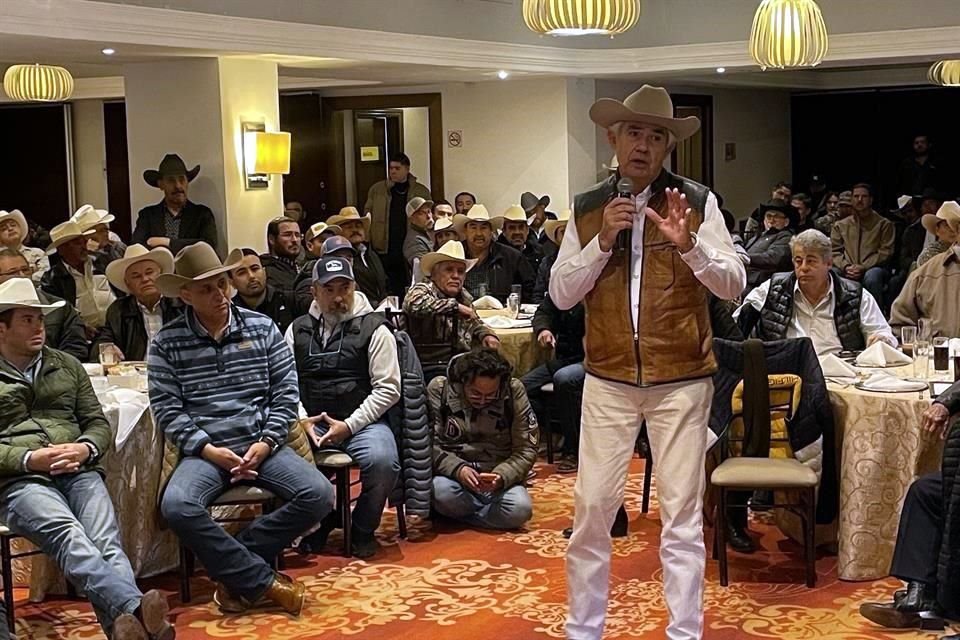 A la reunión con ganaderos acudieron también Javier Navarro, Secretario de Gobierno; Daniel Acosta, Secretario de Participación Ciudadana, y Marco Antonio González, Secretario de Desarrollo Regional y Agropecuario.