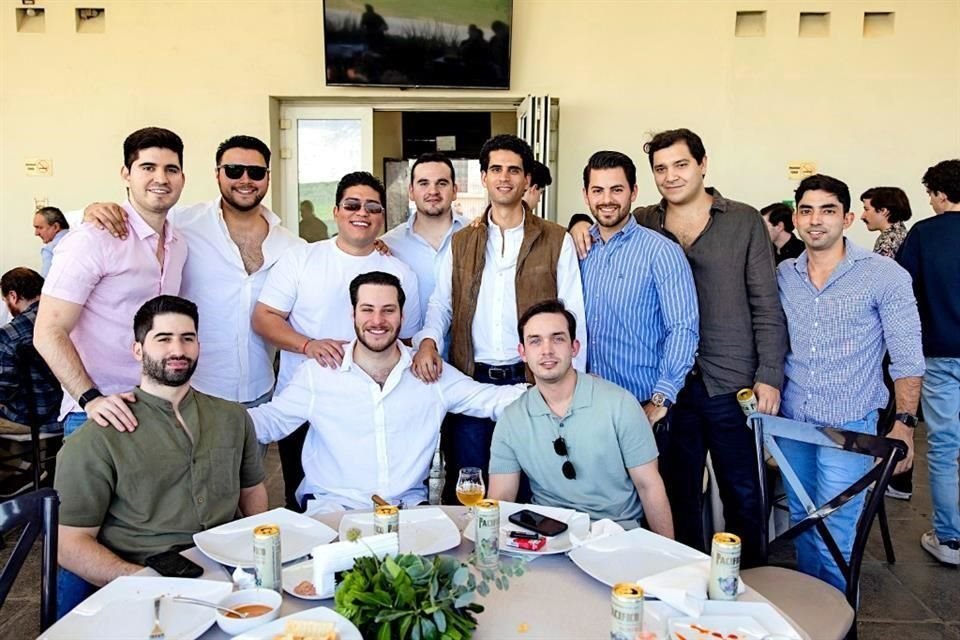 DE PIE: Óscar Cantú, Beto Saldaña, Julio Vázquez, Omar Rodríguez, EL FESTEJADO, Adrián Ruiz, Max Garza y Rolando Navarro. SENTADOS: Patricio Gutiérrez, Pablo de los Santos y Angel Palacios