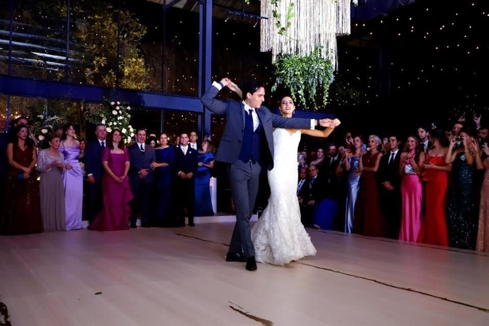 La novia en el vals con su hermano, Juan Carlos Madero Ramos