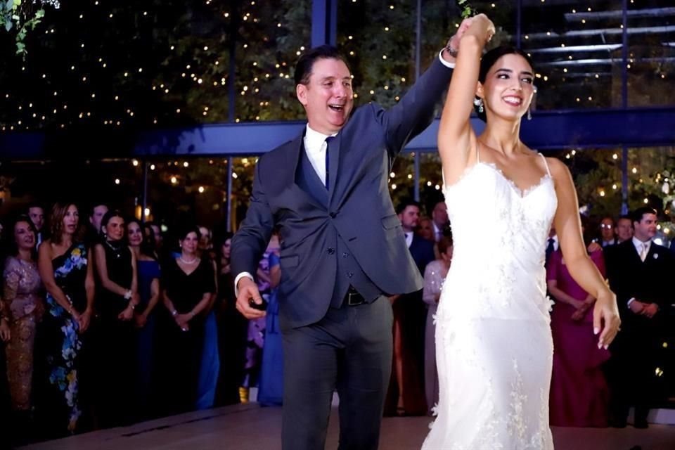 La novia en el vals con su papá, Juan Carlos Madero Lobeira