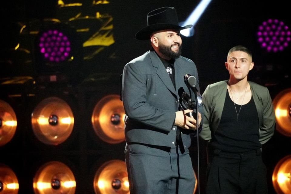 Carín León se alzó con cinco premios esta noche.