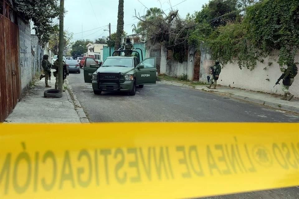 En el exterior de los inmuebles el Ejército les dio apoyo de resguardo.