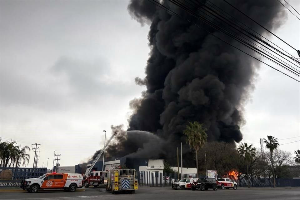 El incendio fue reportado en una fábrica en el Parque Industrial Las Américas.