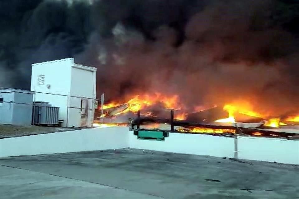 Al menos 102 personas fueron evacuadas por el siniestro.