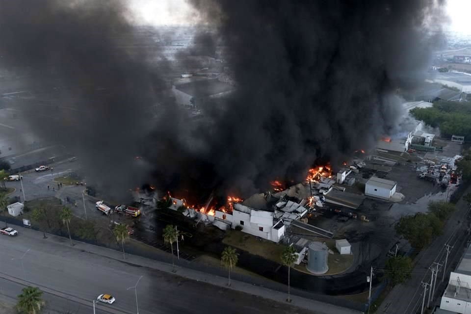 Protección Civil del Estado, de Apodaca, Guadalupe y Monterrey, así como Bomberos NL acudieron al combate del siniestro.