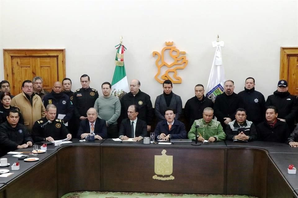 A la reunión de seguridad acudieron, además del Gobernador Samuel García y el Fiscal Javier Flores, autoridades de federales y militares.