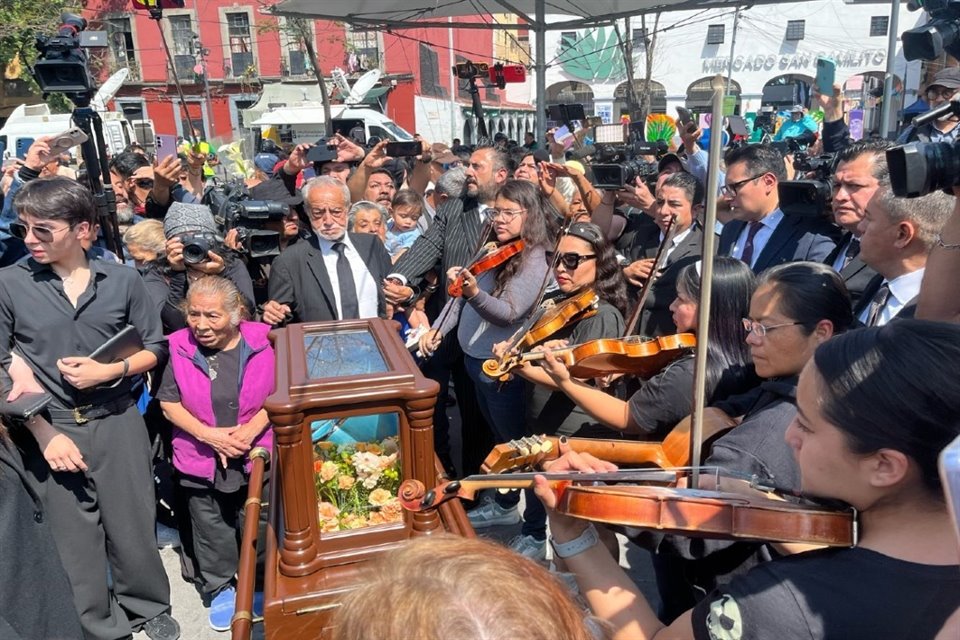 Fans de Paquita la del Barrio despiden a la cantante en Plaza Garibaldi, donde cortejo con urna de cenizas hizo parada por homenaje.