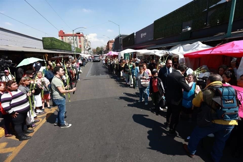 Locatarios del Mercado Martínez de la Torre recibieron a Paquita con flores y porras.