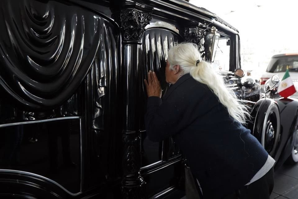 Antes de partir de Garibaldi, alunas mujeres besaron la carroza.