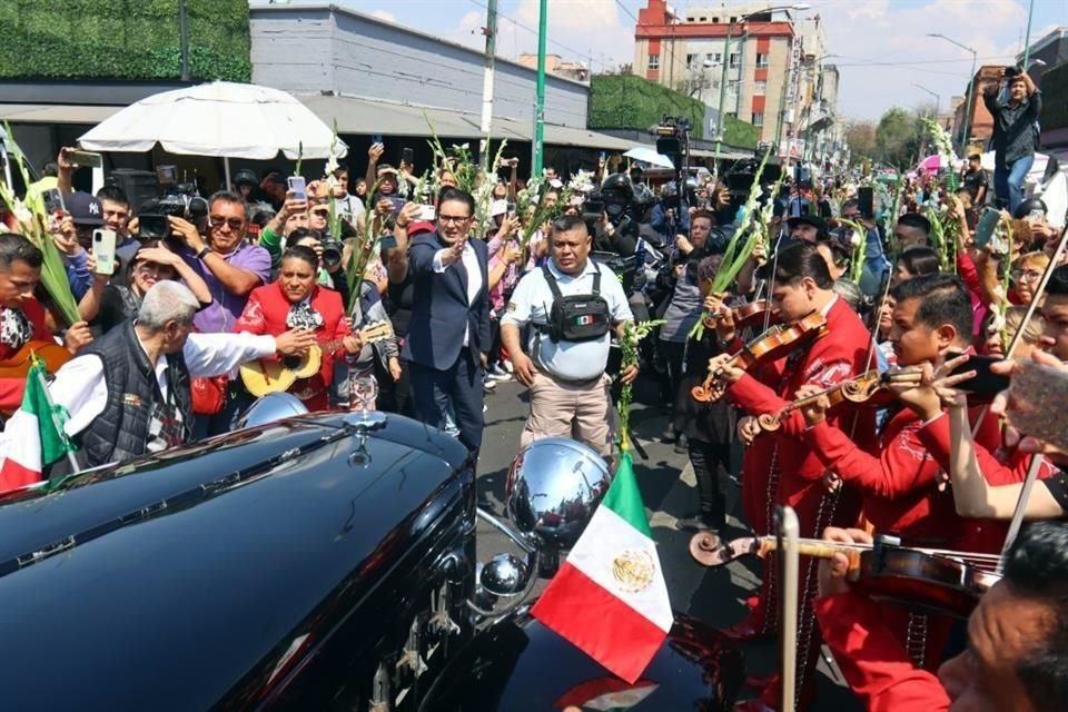 Con efusividad se recibió la carroza en las inmediaciones del mercado Martínez de la Torre.